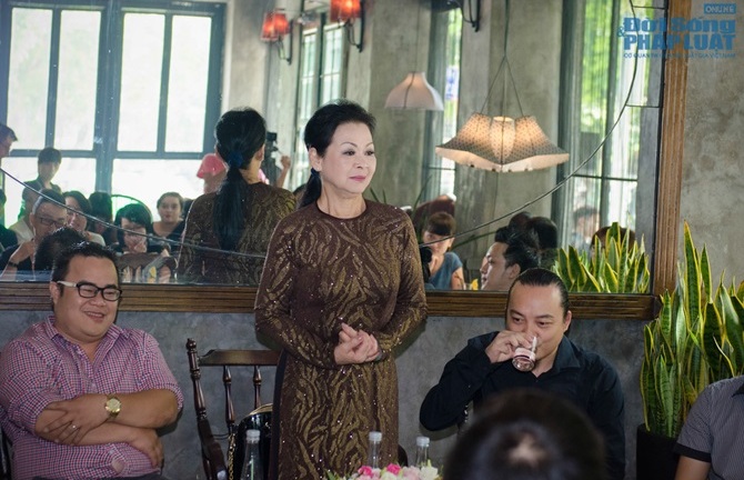 Khánh Ly: 40 năm chưa có ý định bỏ thuốc lá